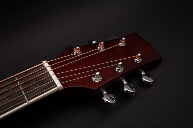 detalles-guitarra-sobre-fondo-negro_563818-3742